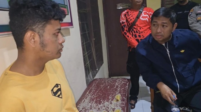 Pria terduga pelaku pembunuhan dan mutilasi yang hebohkan warga sekitar Batang Anai, Kabupaten Padang Pariaman, Sumbar ditangkap. (dok. Istimewa)
