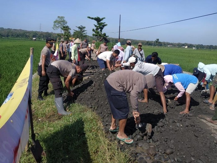 Proses pengurukan jalan Srikayangan, Sentolo, Kulon Progo, Rabu (18/6/2025).
