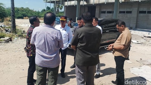 Kajati NTT, Zet Tadung Allo, bersama sejumlah anggotanya saat mengecek kondisi proyek pembangunan gedung perkuliahan terpadu FKKH Undana Kupang, Kamis (19/6/2025). (