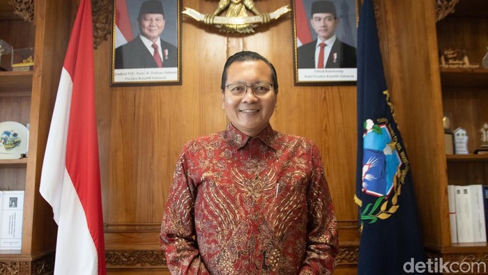 Ketua DPRD Sleman Y Gustan Ganda saat memberikan keterangan di kantornya kompleks DPRD Sleman, Kamis (19/6/2025).