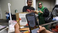 Bank Indonesia menyebut, lonjakan pengguna ini menunjukkan perubahan gaya hidup masyarakat yang semakin akrab dengan teknologi digital dan keinginan untuk melakukan transaksi yang lebih higienis, aman, dan efisien. QRIS Tap menjadi bagian dari inovasi sistem pembayaran nasional yang mendukung inklusi keuangan dan efisiensi ekonomi. Dengan pertumbuhan masif ini, BI optimistis penggunaan QRIS akan terus meningkat dan menjadi tulang punggung transaksi digital Indonesia di masa depan. ANTARA FOTO/Muhammad Adimaja