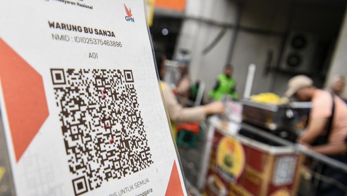 Pedagang menyediakan alat pembayaran layanan Kode Respons Cepat Standar (QRIS) di Jakarta, Kamis (19/6/2025). Bank Indonesia (BI) mencatat jumlah pengguna (user) layanan QRIS Tap telah mencapai 47,8 juta orang sejak diluncurkan pada pertengahan Maret 2025 hingga Juni 2025. ANTARA FOTO/Muhammad Adimaja