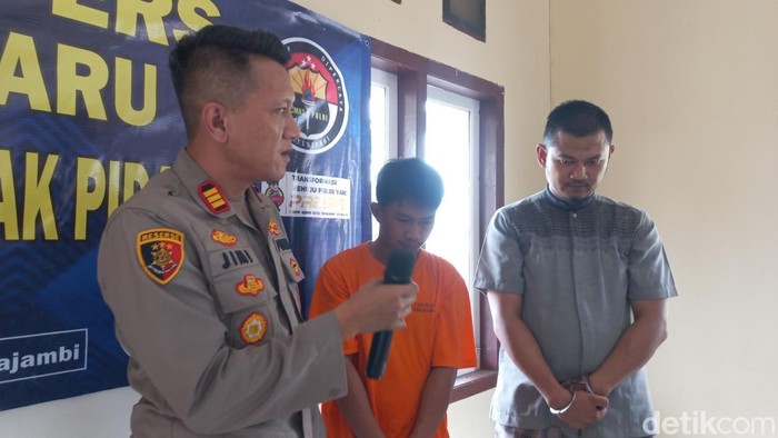 Rahmat (tengah, baju oranye), perampok modus matikan sakelar di Jambi, diamankan polisi