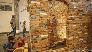 Pameran karya seni ini menampilkan hasil karya dari 19 seniman dan 19 kurator.