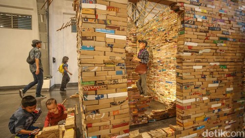 Wakil Gubernur DKI Jakarta Rano Karno saat melihat pameran Jakarta Provoke, Pos Bloc, Jakarta, Kamis (19/6/2025).