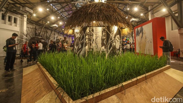 Wakil Gubernur DKI Jakarta Rano Karno saat melihat pameran Jakarta Provoke, Pos Bloc, Jakarta, Kamis (19/6/2025).