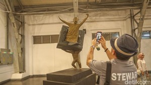Pengunjung yang antusias tidak hanya melihat-lihat, tapi juga mendokumentasikan pameran tersebut.