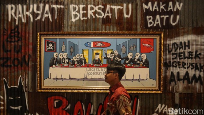 Wakil Gubernur DKI Jakarta Rano Karno saat melihat pameran Jakarta Provoke, Pos Bloc, Jakarta, Kamis (19/6/2025).