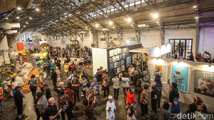 Wakil Gubernur DKI Jakarta Rano Karno saat melihat pameran Jakarta Provoke, Pos Bloc, Jakarta, Kamis (19/6/2025).