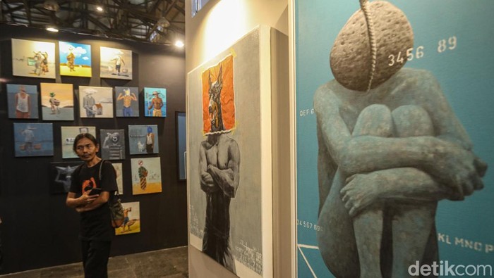 Wakil Gubernur DKI Jakarta Rano Karno saat melihat pameran Jakarta Provoke, Pos Bloc, Jakarta, Kamis (19/6/2025).