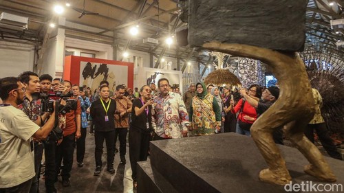 Wakil Gubernur DKI Jakarta Rano Karno saat melihat pameran Jakarta Provoke, Pos Bloc, Jakarta, Kamis (19/6/2025).