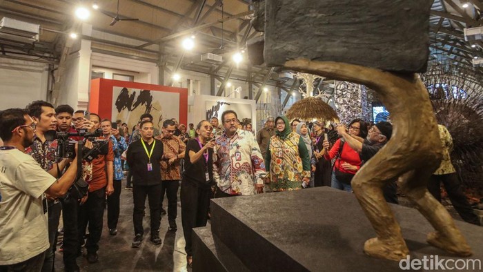 Wakil Gubernur DKI Jakarta Rano Karno saat melihat pameran Jakarta Provoke, Pos Bloc, Jakarta, Kamis (19/6/2025).