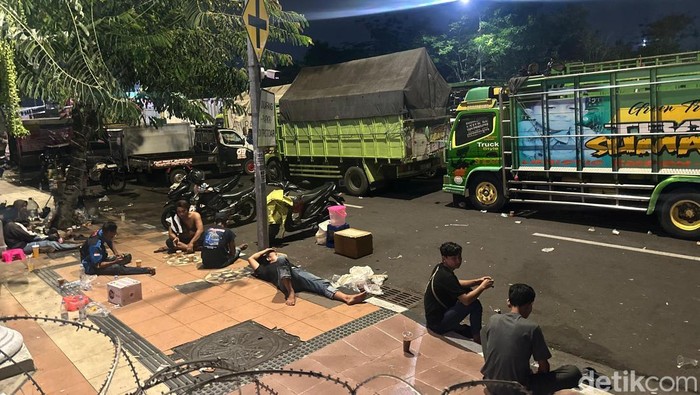 Ratusan sopir truk pendemo aturan ODOL memutuskan menginap. Mereka tidur di depan Kantor Gubernur Jatim, Jalan Pahlawan, Surabaya.