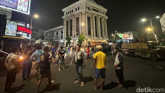 Ratusan sopir truk pendemo aturan ODOL memutuskan menginap. Mereka tidur di depan Kantor Gubernur Jatim, Jalan Pahlawan, Surabaya.