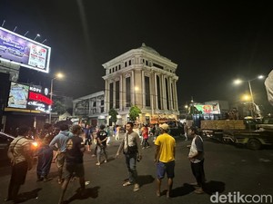 Jalan Pahlawan Surabaya Lumpuh Disesaki Truk Demo ODOL Menginap