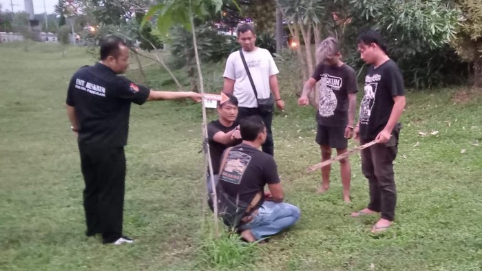 Rekonstruksi penganiayaan pengamen di exit Tol Pandaan hingga meninggal.