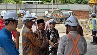 Selain itu, terdapat pula berbagai sanggar belajar yang diselenggarakan oleh masyarakat Indonesia setempat. Sanggar-sanggar ini terintegrasi sebagai unit layanan pendidikan yang tak terpisahkan dari SIKL. Keberadaan sanggar ini diharapkan dapat memperluas jangkauan layanan pendidikan bermutu bagi seluruh pelajar Indonesia di Malaysia,” imbuh Mendikdasmen Mu’ti. Foto: (Dokumen Kemendikdasmen)