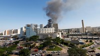 Asap membubung dari Pusat Medis Soroka setelah serangan rudal Iran ke Israel, di Be’er Sheva, Israel, Kamis (19/6/2025). Juru bicara Kementerian Luar Negeri Korut mengingatkan bahwa tindakan negara-negara Barat dapat “meningkatkan bahaya perang habis-habisan baru”.