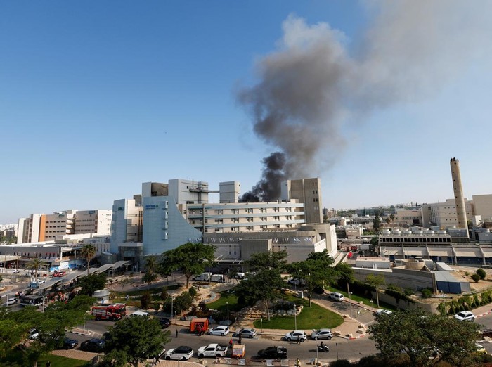 Smoke rises from Soroka Medical Center following a missile strike from Iran on Israel, in Beer Sheva, Israel June 19, 2025. REUTERS/Amir Cohen      TPX IMAGES OF THE DAY