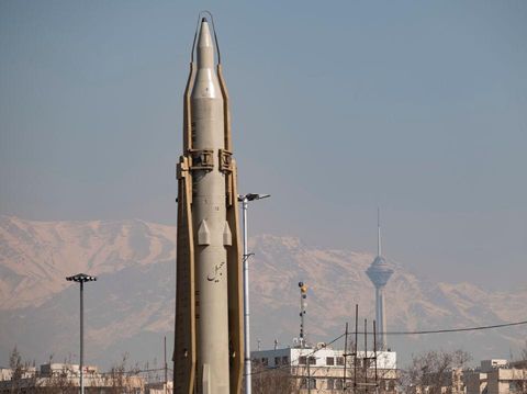 Rudal Iran Sejjil An Iranian Sejjil solid-fueled medium-range ballistic missile is being displayed at the Azadi (Freedom) square in western Tehran during a rally to mark the 45th anniversary of the victory of Iran's 1979 Islamic Revolution, on February 11, 2024. The Iranian Islamic Revolution, which led to the overthrow of the Pahlavi dynasty in 1979, replaced the Imperial State of Iran with the present-day Islamic Republic of Iran. (Photo by Morteza Nikoubazl/NurPhoto via Getty Images)