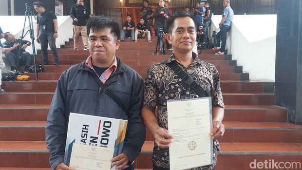 Ruswadi (39) dan Solihin (47), transmigran lokal Sukabumi yang baru mendapatkan SHM setelah 20 tahun