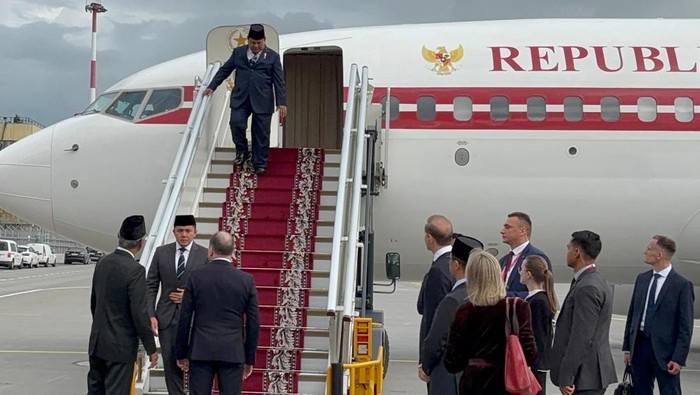 Presiden Prabowo Subianto (kedua kanan) memberi hormat setibanya di Terminal VVIP Bandar Udara Internasional Pulkovo, St. Petersburg, Rusia, Rabu (18/6/2025). Pada kunjungan kenegaraan ke Rusia tersebut Presiden Prabowo akan melakukan pertemuan bilateral dengan Presiden Vladimir Putin serta menjadi pembicara utama dalam St. Petersburg International Economic Forum (SPIEF) 2025. ANTARA FOTO/Genta Tenri/wpa/tom.