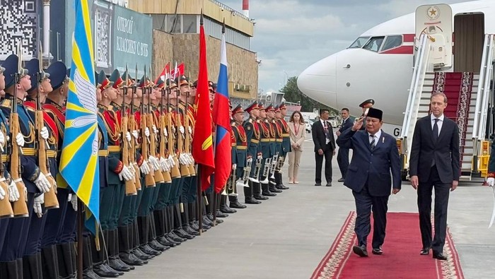 Sambutan Hangat Iringi Lawatan Prabowo ke Rusia Presiden Prabowo Subianto (kedua kanan) memberi hormat setibanya di Terminal VVIP Bandar Udara Internasional Pulkovo, St. Petersburg, Rusia, Rabu (18/6/2025). Pada kunjungan kenegaraan ke Rusia tersebut Presiden Prabowo akan melakukan pertemuan bilateral dengan Presiden Vladimir Putin serta menjadi pembicara utama dalam St. Petersburg International Economic Forum (SPIEF) 2025. ANTARA FOTO/Genta Tenri/wpa/tom.