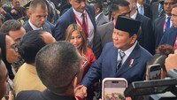 Presiden Prabowo Subianto (kanan) menyapa mahasiswa dan diaspora Indonesia usai tiba di hotel tempat Presiden menginap di St. Petersburg, Rusia, Rabu (18/6/2025). Presiden Prabowo dijadwalkan menjadi pembicara utama dalam St. Petersburg International Economic Forum (SPIEF) 2025. (ANTARA FOTO/Genta Tenri) 