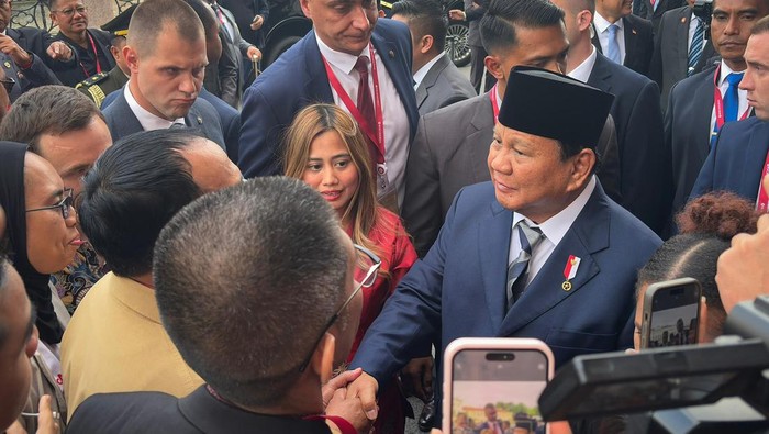 Presiden Prabowo Subianto (kedua kanan) memberi hormat setibanya di Terminal VVIP Bandar Udara Internasional Pulkovo, St. Petersburg, Rusia, Rabu (18/6/2025). Pada kunjungan kenegaraan ke Rusia tersebut Presiden Prabowo akan melakukan pertemuan bilateral dengan Presiden Vladimir Putin serta menjadi pembicara utama dalam St. Petersburg International Economic Forum (SPIEF) 2025. ANTARA FOTO/Genta Tenri/wpa/tom.