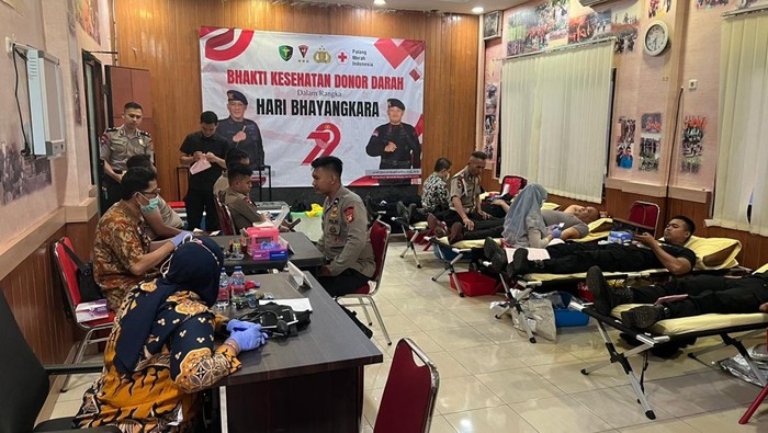 Satbrimob Polda Metro Jaya menggelar bakti kesehatan donor darah yang melibatkan personel dari seluruh jajaran dalam rangka memperingati Hari Bhayangkara ke-79. (dok Ist)