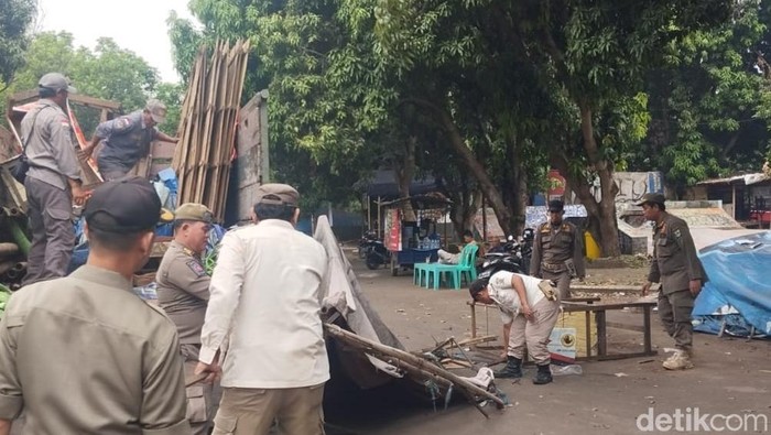 Satpol PP Bongkar warung remang-remang di kawasan Bima Kota Cirebon.