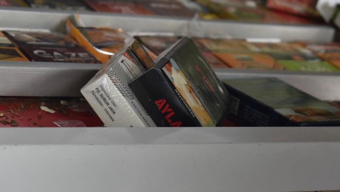 Satpol PP Surabaya amankan 500 batang rokok ilegal yang dijual toko kelontong