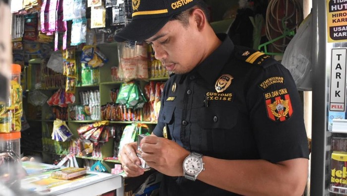 Satpol PP Surabaya amankan 500 batang rokok ilegal yang dijual toko kelontong