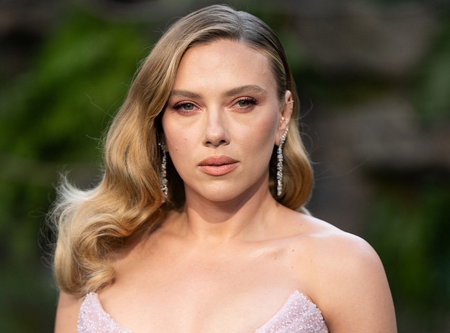 Scarlett memilih riasan bernuansa soft pink. Kelopak matanya dihiasi dengan smokey eye salmon yang hangat, sementara bibirnya tampil manis dengan pulasan blush pink. Foto: Jeff Spicer/Getty Images/Jeff Spicer