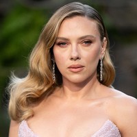 Scarlett memilih riasan bernuansa soft pink. Kelopak matanya dihiasi dengan smokey eye salmon yang hangat, sementara bibirnya tampil manis dengan pulasan blush pink. Foto: Jeff Spicer/Getty Images/Jeff Spicer