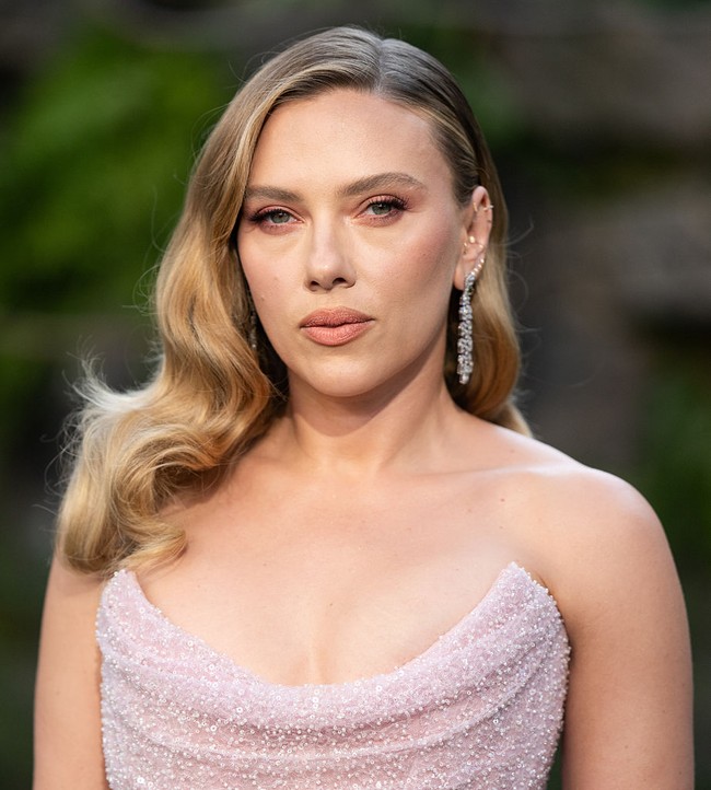 Rambut pirangnya ditata bergelombang ala era Golden Age dan disisir ke samping, sebuah gaya klasik yang selalu berhasil menonjolkan pesona Old Hollywood. Foto: Jeff Spicer/Getty Images/Jeff Spicer