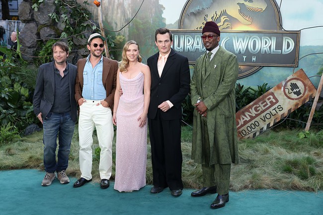 Banyak yang menyebut bahwa siluet korset yang tegas dengan drapery ala patung Yunani kuno ini adalah pilihan ideal untuk tampil timeless sekaligus unik di hari spesial. Gaun Cocotte punya siluet yang sangat memikat karena memadukan inspirasi sejarah dengan keanggunan klasik dan sedikit sentuhan punk khas Westwood. Foto: Jeff Spicer/Getty Images/Jeff Spicer