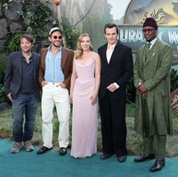 Banyak yang menyebut bahwa siluet korset yang tegas dengan drapery ala patung Yunani kuno ini adalah pilihan ideal untuk tampil timeless sekaligus unik di hari spesial. Gaun Cocotte punya siluet yang sangat memikat karena memadukan inspirasi sejarah dengan keanggunan klasik dan sedikit sentuhan punk khas Westwood. Foto: Jeff Spicer/Getty Images/Jeff Spicer