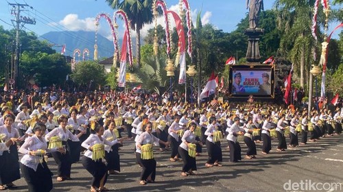 Sebanyak 385 penari membawakan Tari Pendet saat pembukaan Karangasem Festival serangkaian HUT ke-385 Kota Amlapura, Kamis (19/6/2025). (Foto: I Wayan Selamat Juniasa/detikBali)