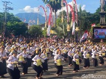 Tari Pendet Massal Buka Karangasem Festival 2025