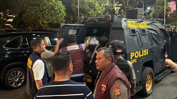 Sejumlah petugas kepolisian menjemput Coskun Mevlut di Terminal Kedatangan Internasional Bandara I Gusti Ngurah Rai. Coskun Mevlut adalah salah satu penembak dua WN Australia di Villa Santisya, Badung. (Istimewa)