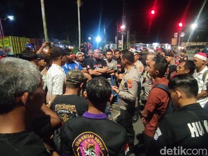 Tolak RUU ODOL, Sopir Truk Duduki Kawasan Gapura Selamat Datang Ciamis