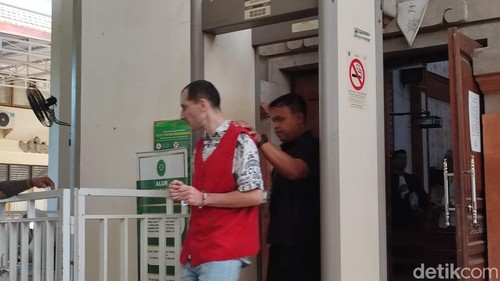 Sammy Kevin Bensaid Usage (37) saat keluar dari ruang sidang Cakra Pengadilan Negeri (PN) Denpasar, Kamis (19/6/2025).