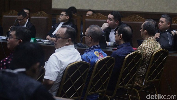Lima terdakwa korupsi impor gula jalani sidang perdana di Tipikor. Mereka didakwa merugikan negara hingga Rp578 miliar dari kegiatan 2015–2016.