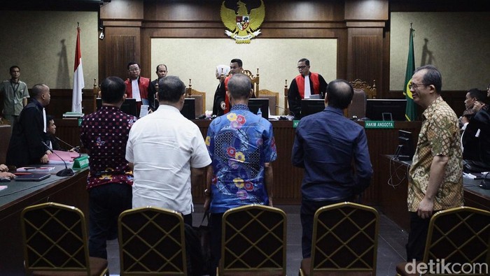 Lima terdakwa korupsi impor gula jalani sidang perdana di Tipikor. Mereka didakwa merugikan negara hingga Rp578 miliar dari kegiatan 2015–2016.