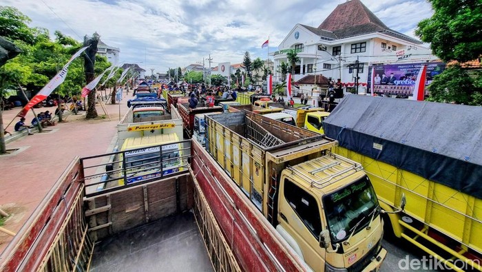 Sopir truk demo di depan Kantor DPRD Kabupaten Ponorogo