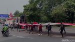 Sopir Truk Bentangkan Bendera Raksasa di Demo ODOL Surabaya