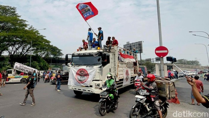 Sopir truk demo ODOL di Surabaya Sopir truk demo ODOL di Surabaya