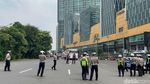Sopir Truk Bentangkan Bendera Raksasa di Demo ODOL Surabaya