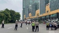Sejumlah petugas Kepolisian berjaga di Bundaran Waru yang menjadi akses masuk ke Kota Surabaya.